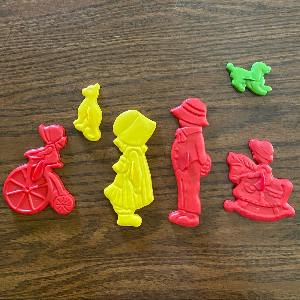 7 Vtg ‘70s Holly Hobbie Cookie Cutters red, green and yellow